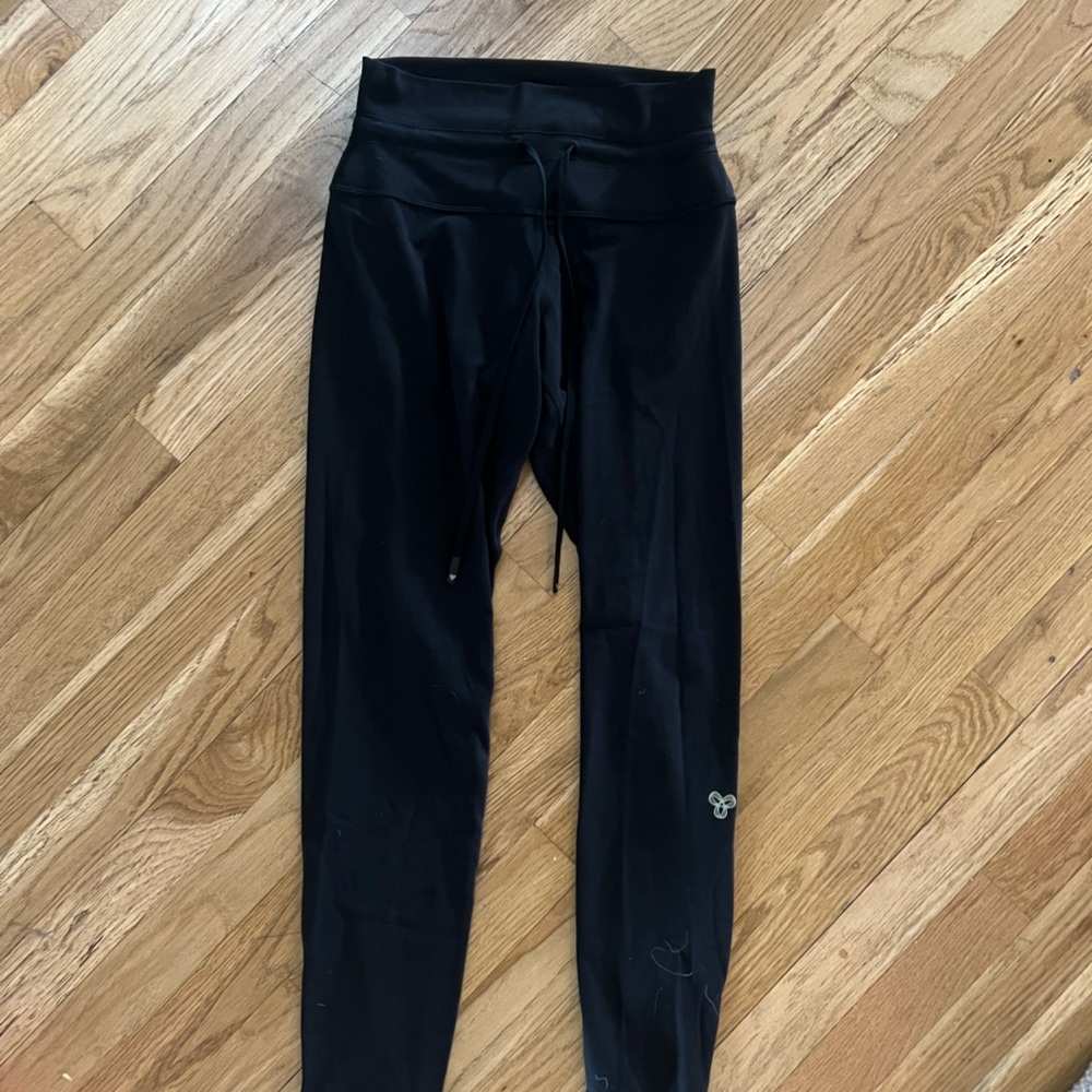 Aritzia TNA butter circuit high rise leggings with tow